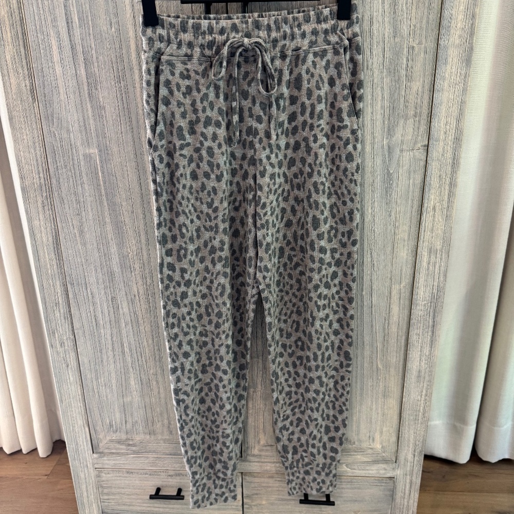Sundry Leopard sweatpants Size 1